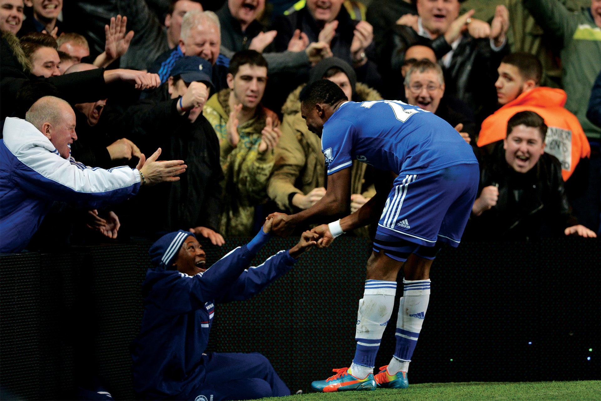 etoo celebrating with chelsea ballboy